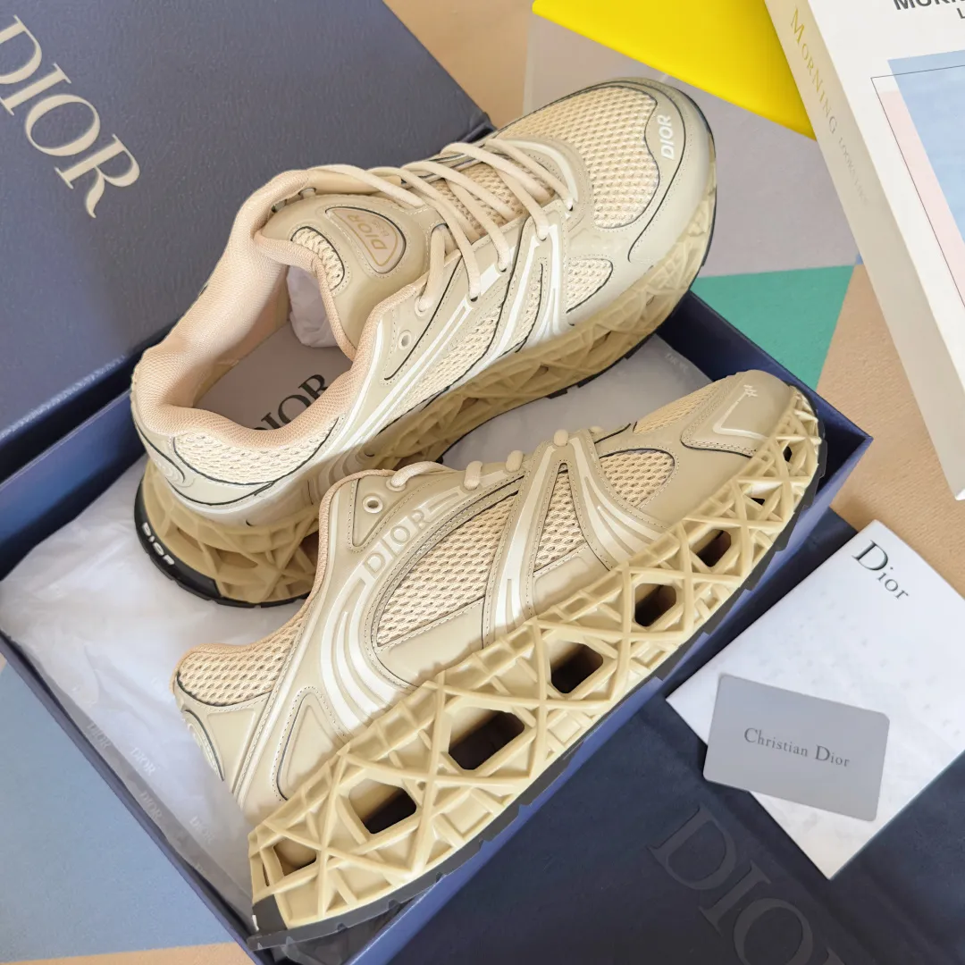 【DIOR】P:800💰 Men's 39-44. (Male 45.46 custom-made) Dior kawa Dior joint 2025ss casual sports shoes‼ ️ Reinterpret running shoes with dior’s haute couture style. b35 is made of fine-textured leather and mesh fabric materials. It can be worn in all seasons, is comfortable and breathable, and has many lines on the shoe body to outline details. It has a full retro three-dimensional feel and can create a casual look all year round!